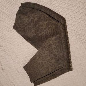 Philosophy size L stretch leopard crop pants